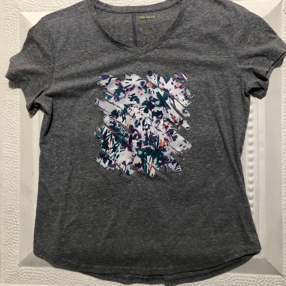 Women’s gray Tek Gear,  T-shirt with abstract art, size L